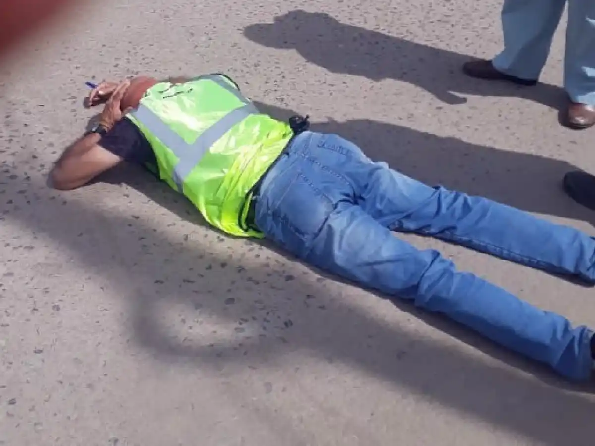 Enojado por la multa, un conductor golpeó a un inspector de tránsito en Suardi