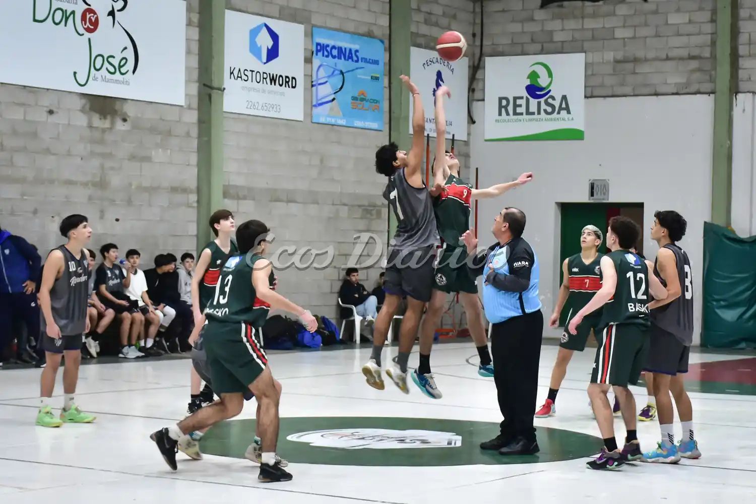 Salto inicial. De la final U17 entre Basko y Rivadavia