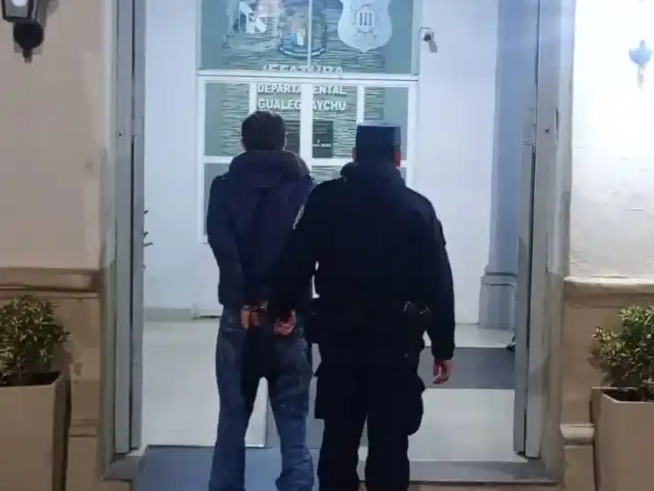 Dos jóvenes en moto protagonizaron una intensa persecución por las calles y rutas de Gualeguaychú: uno terminó detenido