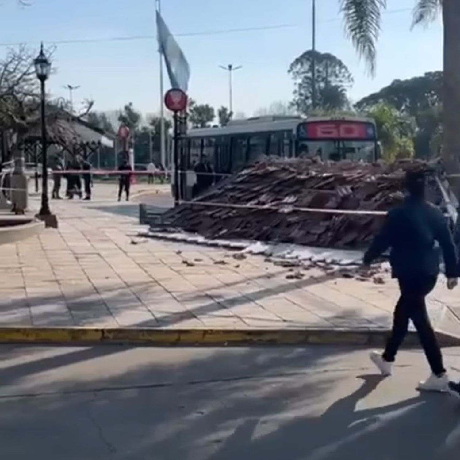 Tigre: Un colectivo de línea 60 chocó contra una parada y provocó dos heridos