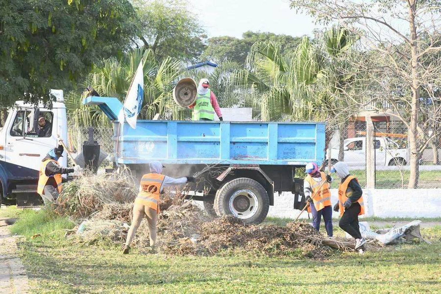 Intensifican tareas de embellecimiento e 
higiene de espacios públicos en la ciudad