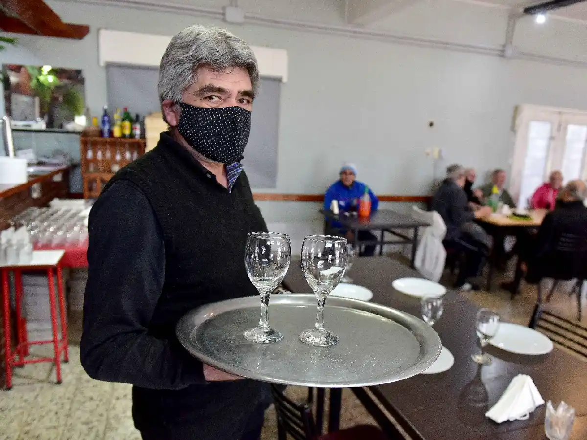 Gastronómicos aprueban aplicar un “pasaporte sanitario”  