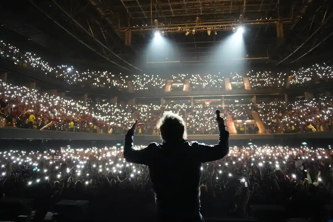 Milei cantó y presentó su libro en el Movistar Arena