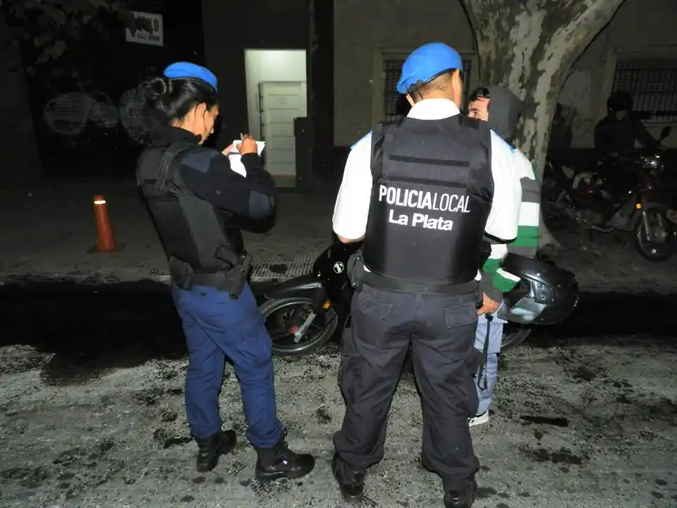 Policía local de La Plata discutió con su novia y empezó a los tiros: Un joven herido