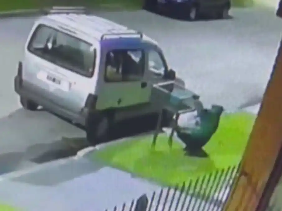 Nelly uso un cesto de basura como apoyo para volver a estar de pie después del robo (captura de la cámara eltrece)