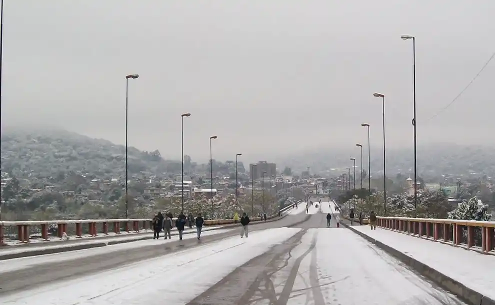 Rigen alertas por lluvias y nevadas en ocho provincias argentinas