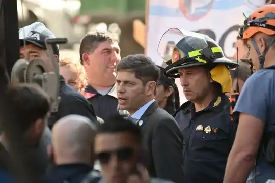 Kicillof está en Villa Gesell para seguir de cerca el operativo por el derrumbe