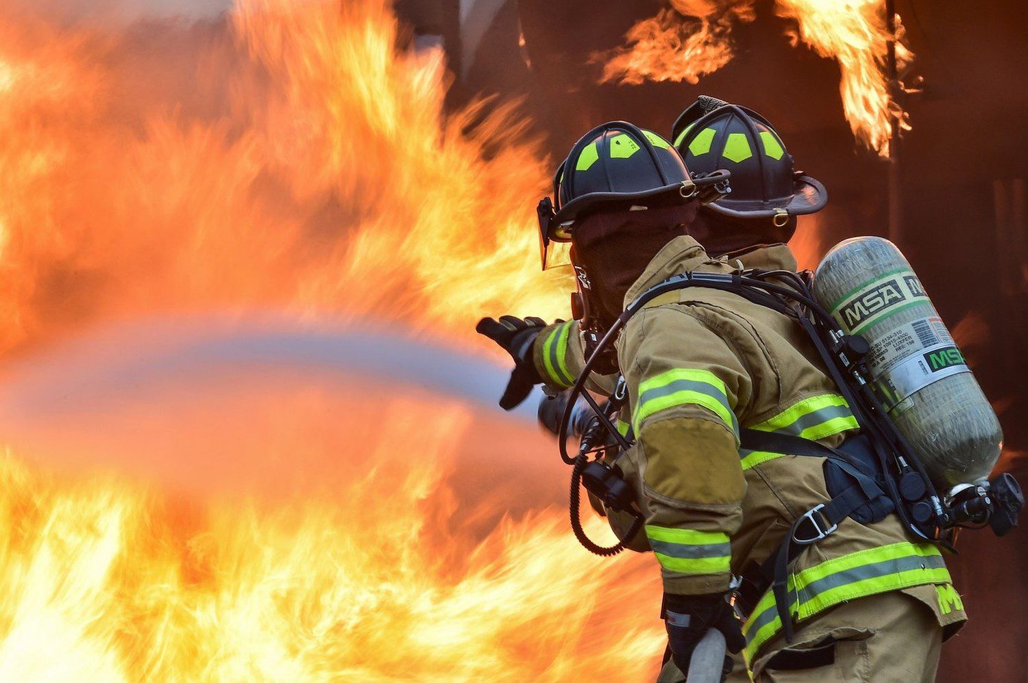 ¡DÍA NACIONAL DEL BOMBERO! El difícil arte de apagar el fuego sin agua y sin recursos
