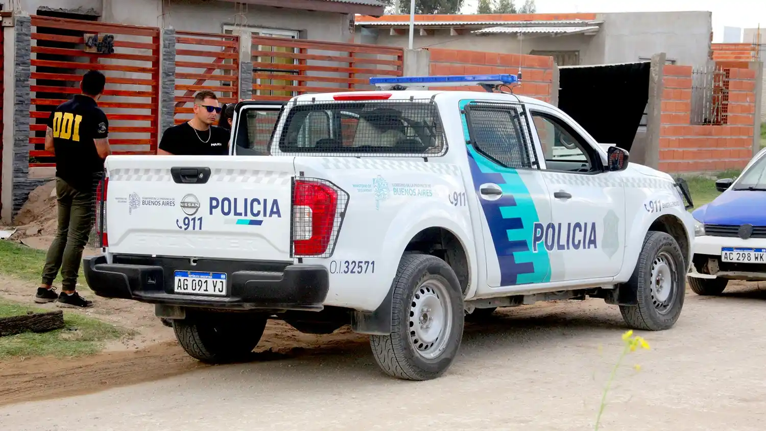 Policías. Frente al inmueble de calle 44 al 4200, donde ocurrió el sangriento episodio en la tarde del 13 de enero de 2024