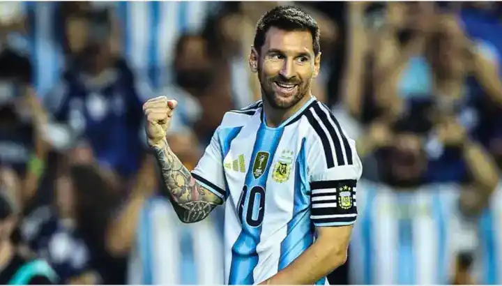 Messi festeja su gol de penal contra Islandia. El capitán jugó más de 20 minutos en el segundo tiempo. (@Argentina)