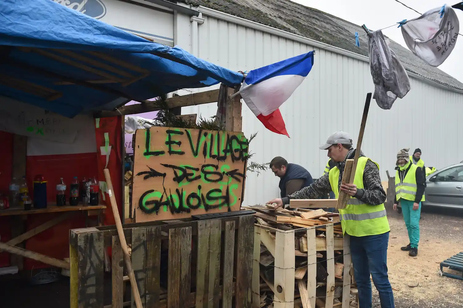 El presidente  Macron sigue cayendo en los sondeos tras un mes de las protestas