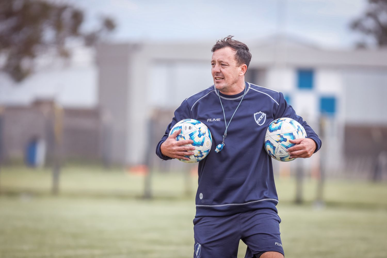 Alexis Matteo con la ropa de entrenamiento de Alvarado.