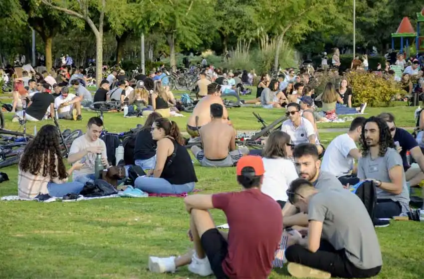 Pese al «alerta sanitaria», los parques de Rosario lucieron repletos de gente el fin de semana