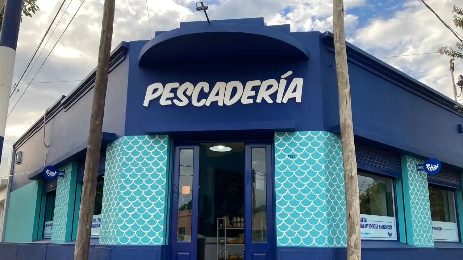 Pescadería Sin Espinas está ubicada en la esquina de Castelli y Colón