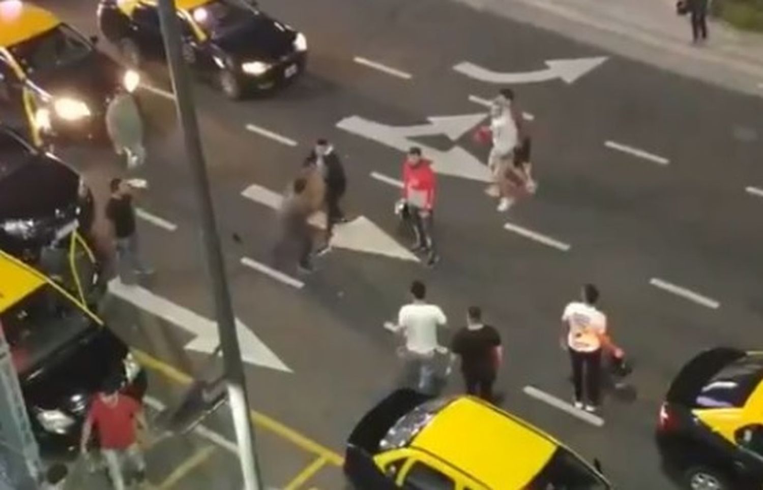 Violenta pelea entre taxistas y repartidores a metros del Obelisco