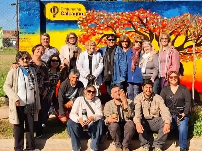 Imagen de los organizadores del mural, junto a integrantes de Gualeguay Lee, entre otros.