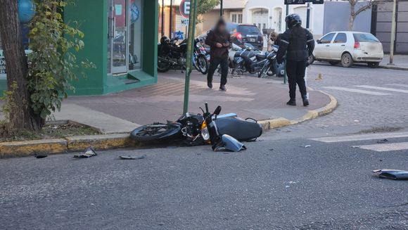 Un joven delivery fue hospitalizado tras un fuerte choque a pocos metros del centro