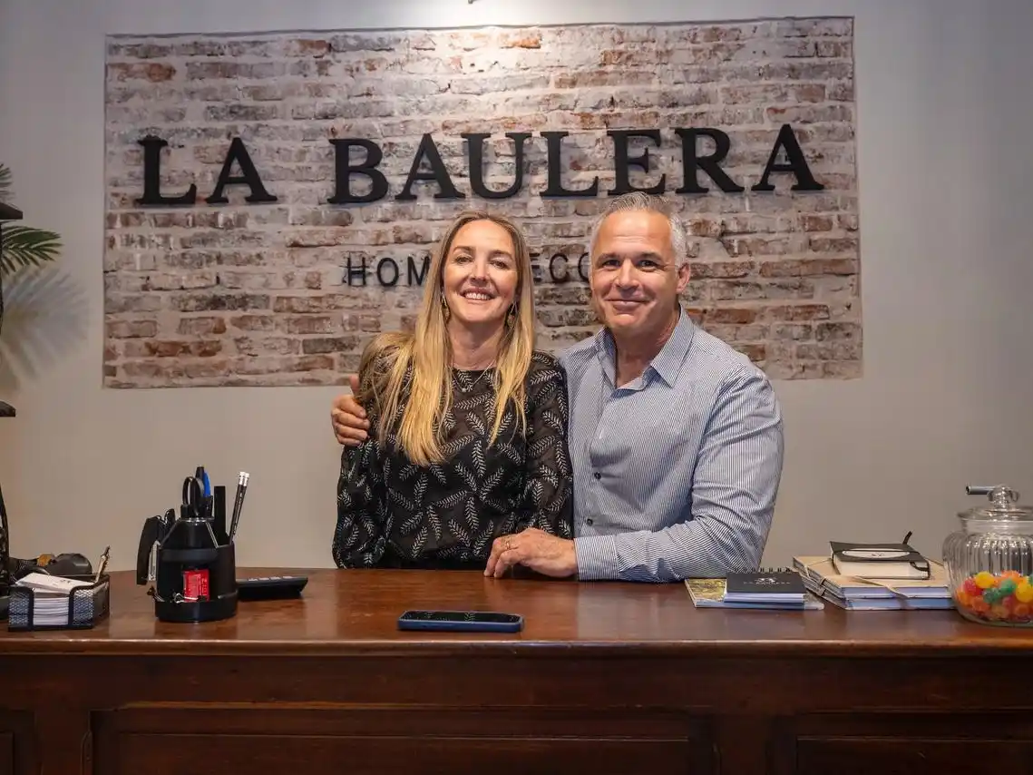 María Eugenia y Arturo en su nuevo local de La Baulera