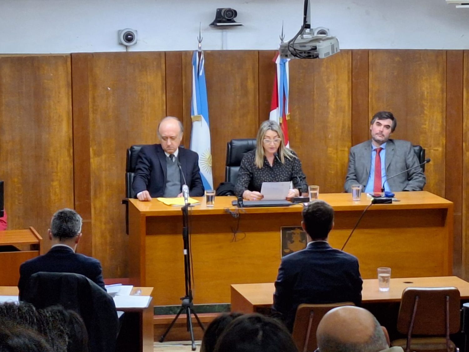 El tribunal, el fiscal Casullo (izquierda) y el abogado querellante Ignacio Blanc Codina (derecha).