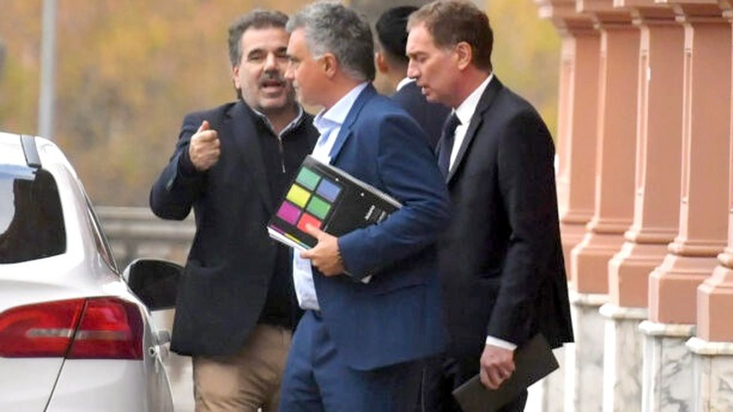 Cristian Ritondo con Sebastián Pareja y Diego Santilli, en la puerta de la Casa Rosada.