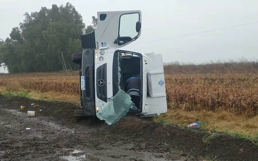 Tres personas resultaron heridas por el vuelco de un camión en la Ruta 191