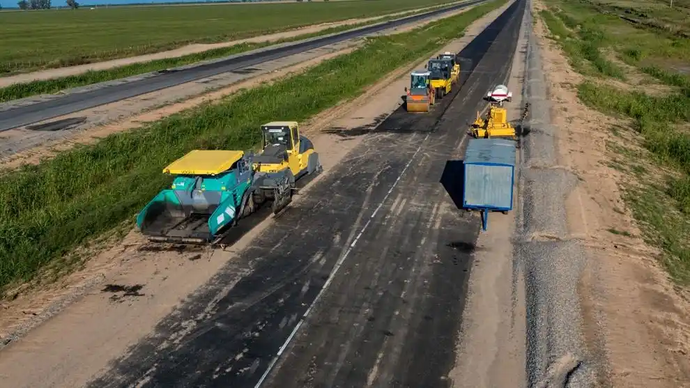 Se colocaron capas de asfalto en aproximadamente 4 kilómetros de calzada