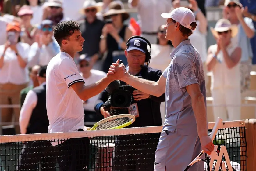 Batacazo argentino en Roland Garros: Juan Manuel Cerúndolo eliminó a Jannik Sinner
