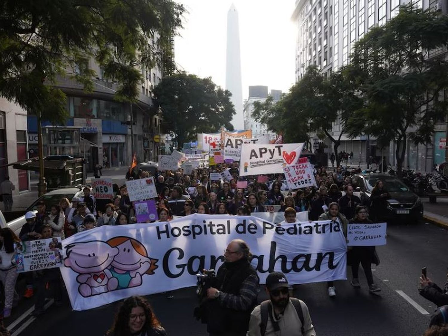 La marcha de jubilados y el Garrahan se trasladó a la Plaza de Mayo: hay tensión ante un importante operativo policial