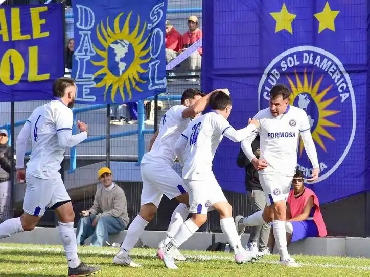 Sol de América se transformó
en líder al golear a Sarmiento
