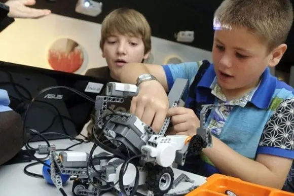 Muestra de tecnología educativa y robótica