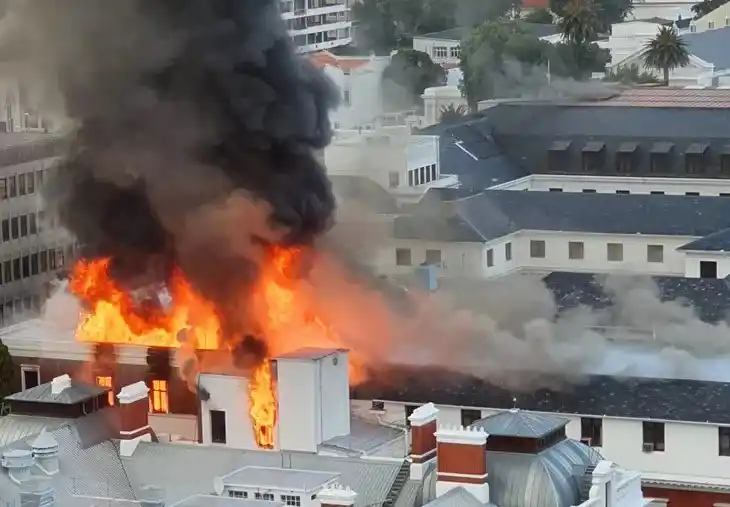 Incendio en el congreso de Sudáfrica.
