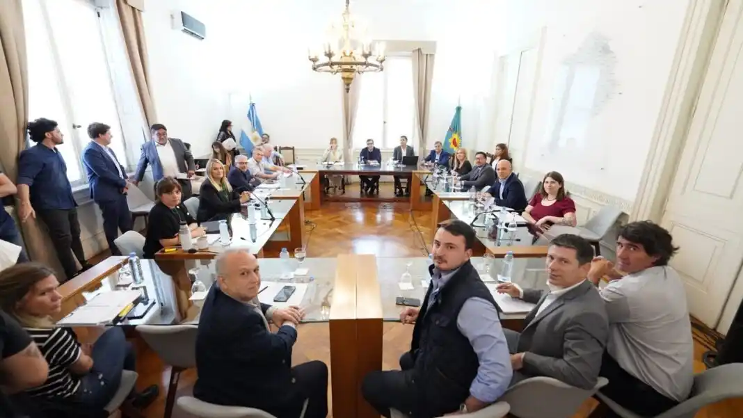 El bloque de Unión por la Patria logró despachar el Presupuesto y la Fiscal Impositiva en comisión. La oposición presentó un dictamen propio y tumbó el endeudamiento.