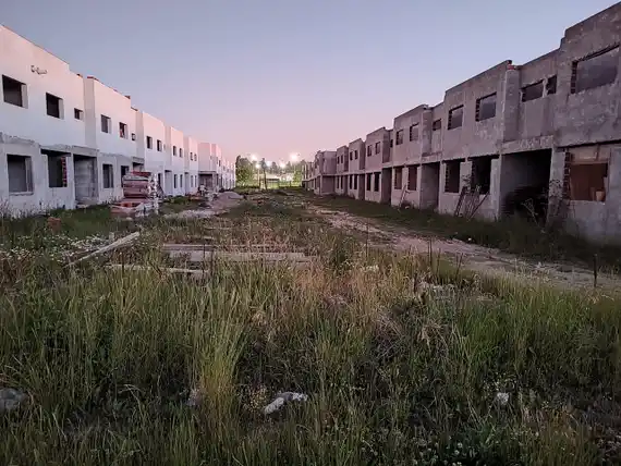 Estafadas y sin casas, cien familias de Palermo Norte reclaman al Municipio la subdivisión de lotes