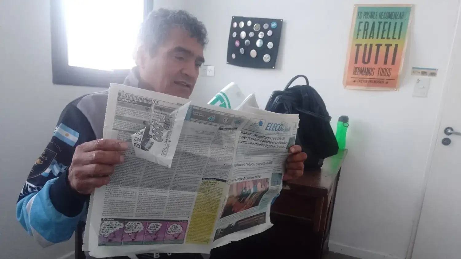 Castro, con un ejemplar de El Eco de Tandil.