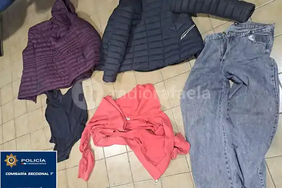 Forzaron bauleras y le robaron ropa desde adentro
