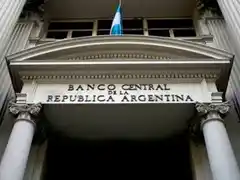 El BCRA modificó las reglas del mercado cambiario y desató la tensión con los bancos