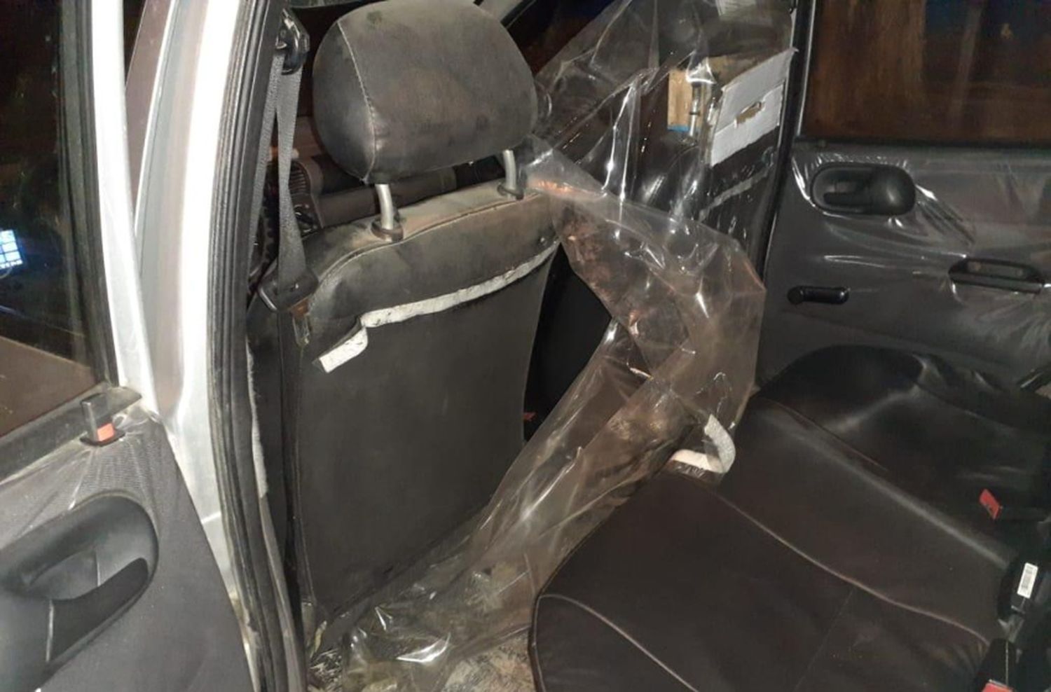 Un hombre ebrio y violento destrozó un remis