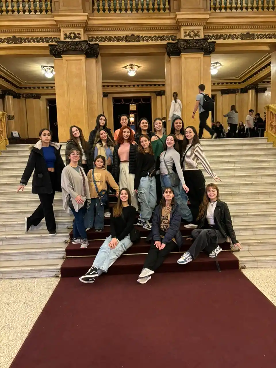 Alumnas de la Escuela Municipal de Danzas realizaron un enriquecedor viaje de estudios a CABA