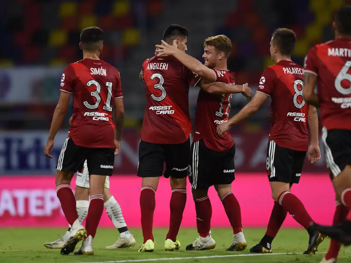 River goleó en Santiago y acaricia la clasificación