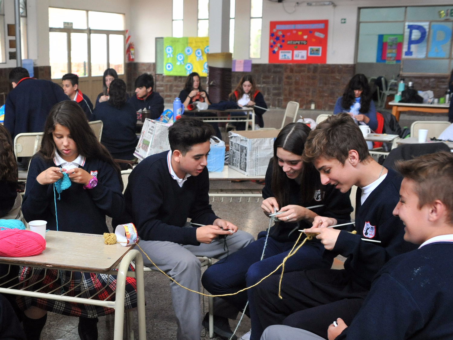 Alumnos del Isfa tejen "cuadraditos solidarios" para armar mantas y abrigar a familias carenciadas 