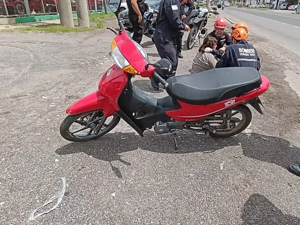 Siniestro vial con una motociclista lesionada.