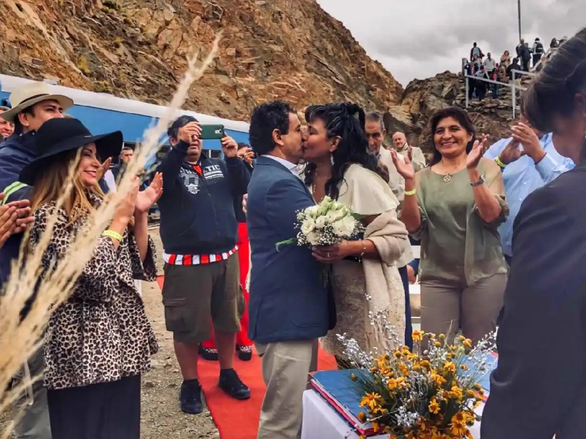 Una salteña y un cordobés se casaron en el Tren de las Nubes