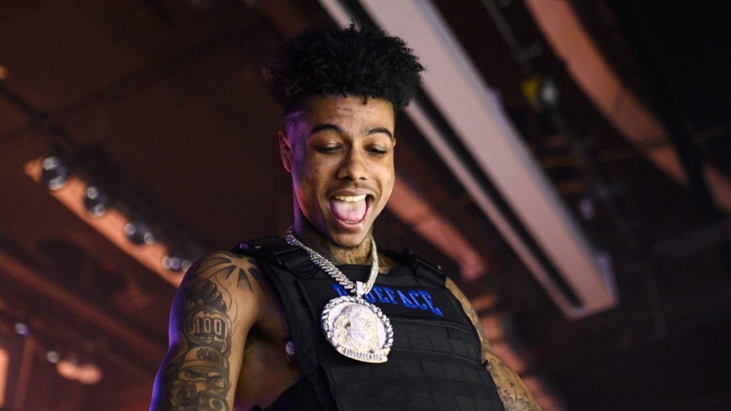 BOCHORNOSO: rapero Blueface lanza  a una fanática al piso y pide que la pateen (video)
