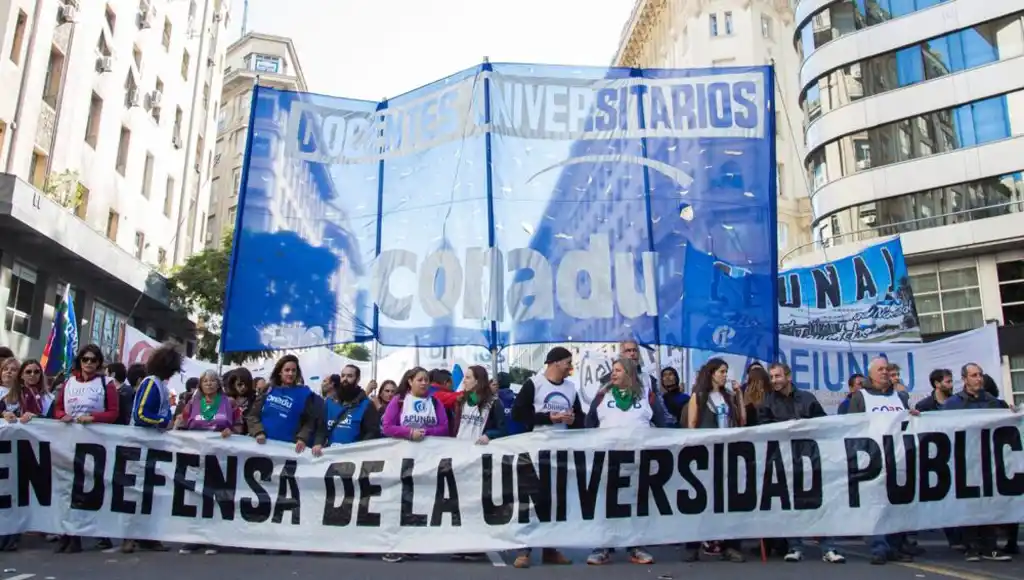 Paritaria de docentes universitarios: Los gremios van por el 45% de aumento