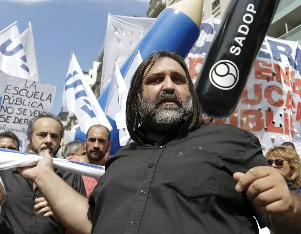 Los docentes piden  un aumento del 20%  más cláusula gatillo