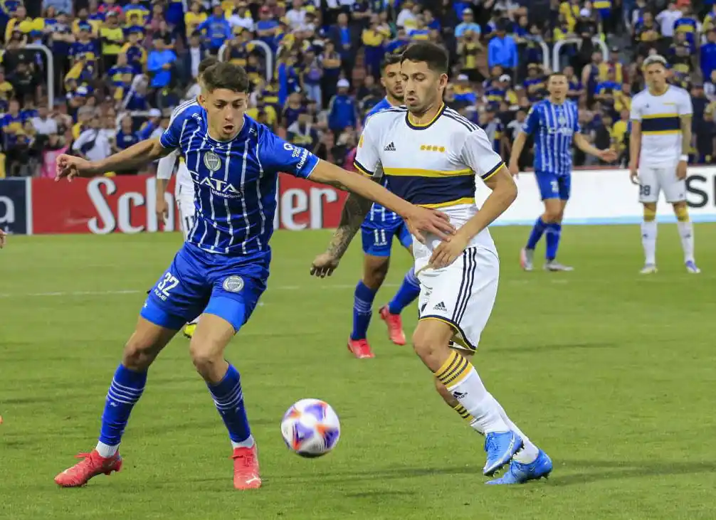 Varela y Abrego disputan el balón.