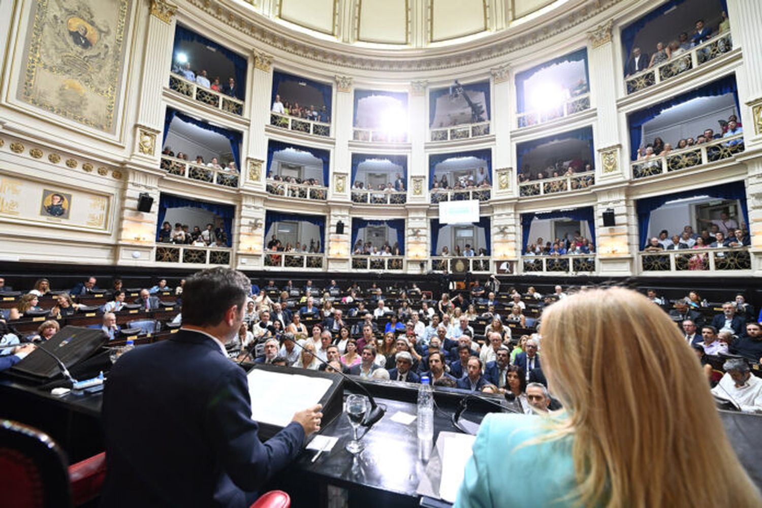 Kicillof pide endeudarse por el equivalente a U$S 1.045 millones y suspender deudas municipales del Covid