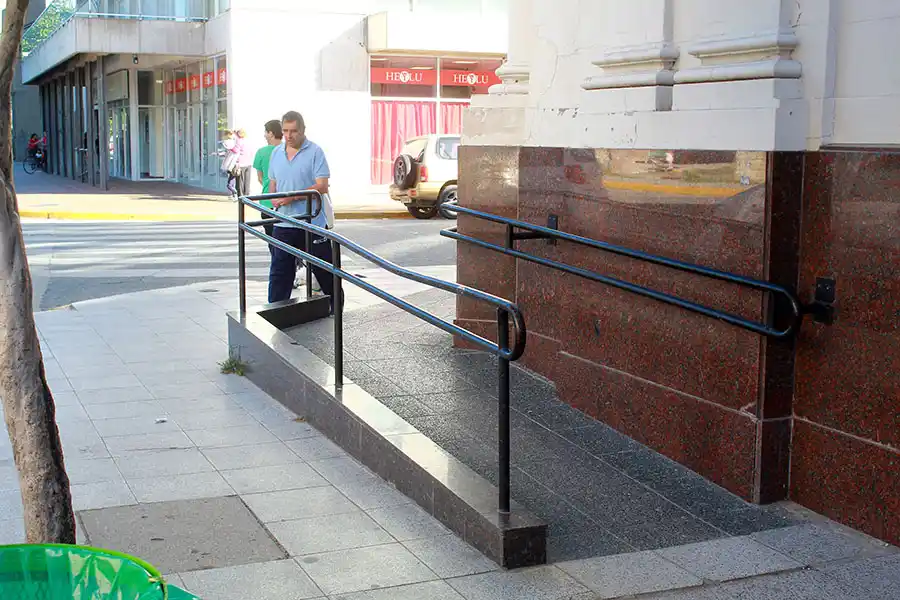 Proyecto de rampas desmontables para edificios de uso público