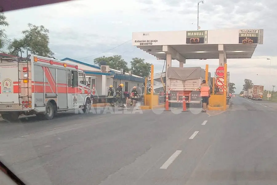 Un camión se incrustó en la cabina de Peaje de Devoto: dos heridos