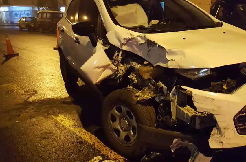 Conducía borracho y chocó la parte trasera de un vehículo policial